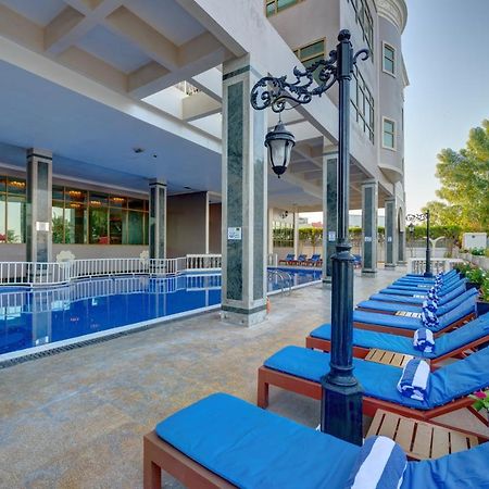 Sahara Beach Resort & Spa Шарджа Екстер'єр фото The pool at the hotel