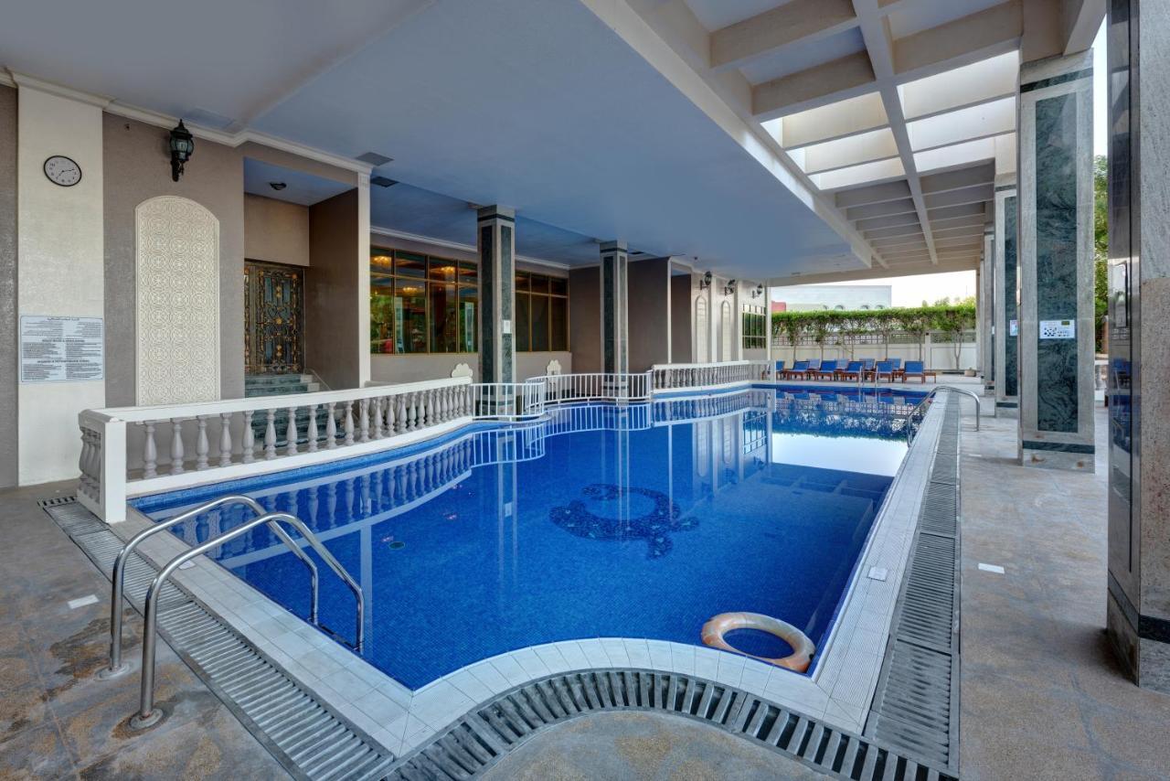 Sahara Beach Resort & Spa Шарджа Екстер'єр фото Swimming pool at the hotel