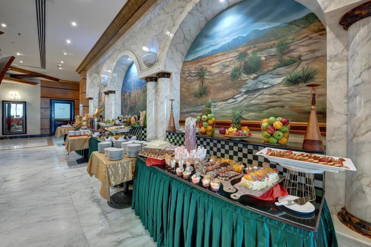 Sahara Beach Resort & Spa Шарджа Екстер'єр фото A buffet at a hotel