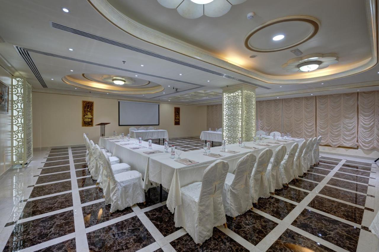 Sahara Beach Resort & Spa Шарджа Екстер'єр фото Meeting room at the hotel