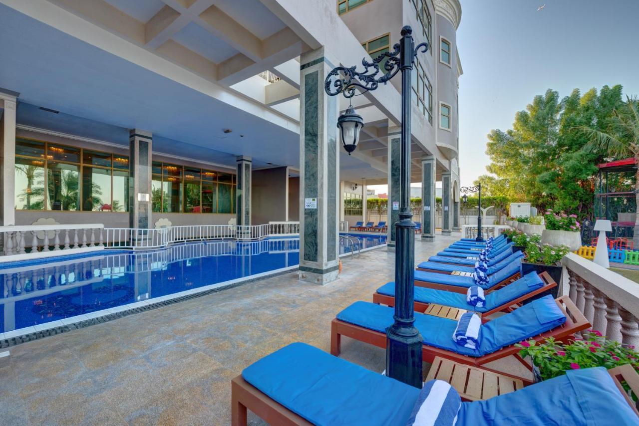 Sahara Beach Resort & Spa Шарджа Екстер'єр фото The pool at the hotel