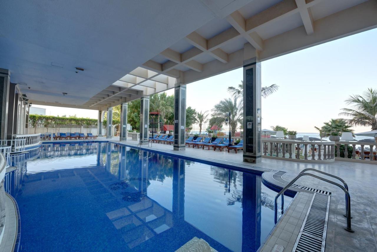Sahara Beach Resort & Spa Шарджа Екстер'єр фото The pool at the hotel